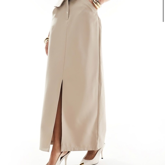 Chic Beige Maxi Skirt - Picture 3 of 5
